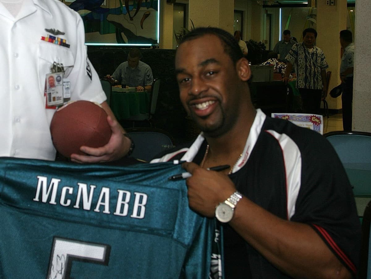 Donovan McNabb throwing a pass.